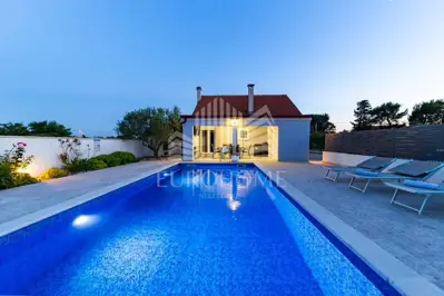 Dugoročan najam ville kraj Zadra: vila s bazenom, 2800m okucnice