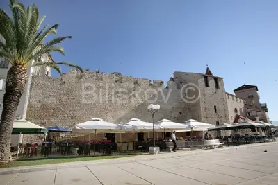 Gewerbeobjekt 900 m², Trogir - historische Palast an der Uferpromenade