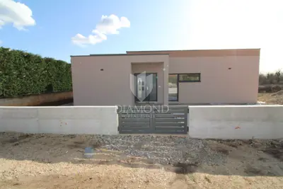 Kuća 130 m², Bibići kod Svetvinčenta, bazen i terasa