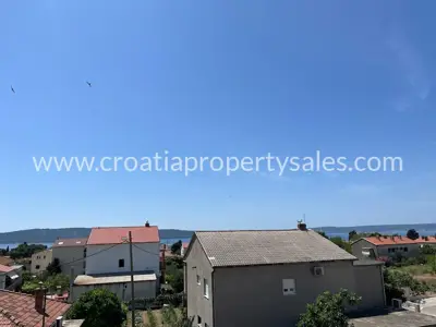 Haus in Kaštela, 350 m vom Meer entfernt und teilweiser Meerblick