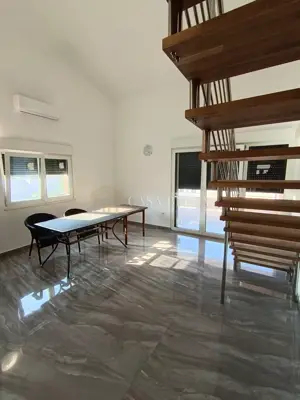 Dvoetažni stan sa terasom na Rabu *TOP LOKACIJA*