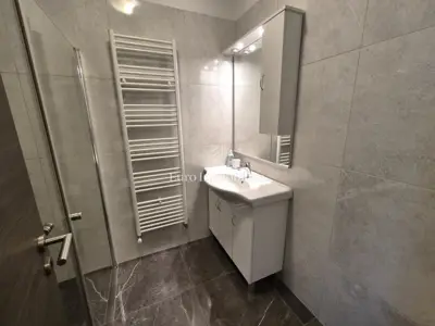 Samostojeća prizemnica s bazenom - 18