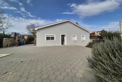 Samostojeća prizemnica s bazenom - 7