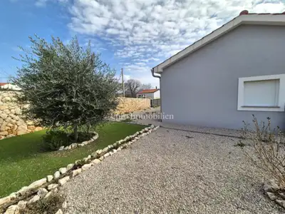 Samostojeća prizemnica s bazenom - 6