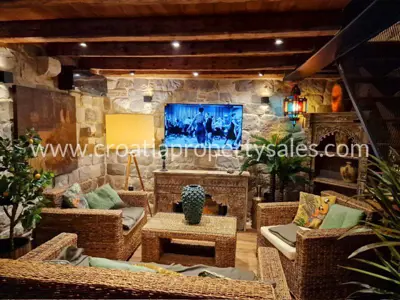 Steinhaus 80 m², Kaštela Zentrum, 50 m vom Meer