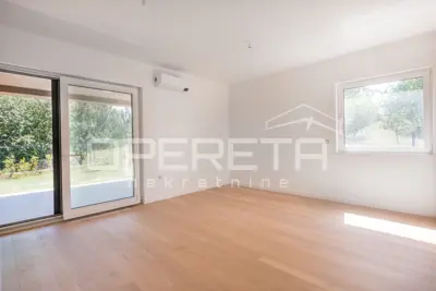 Stan 135 m², Maksimir - vrt i natkrivena terasa - 2