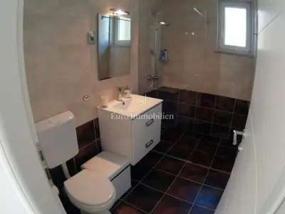 Kuća 260 m², Omišalj - bazen, terasa i ljetna kuhinja - 19