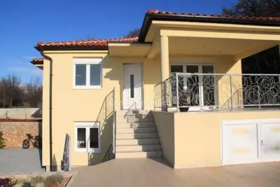 Kuća 260 m², Omišalj - bazen, terasa i ljetna kuhinja - 2