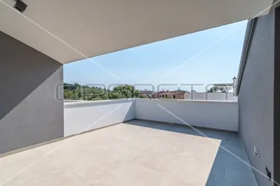 Prostrani dvoetažni stan 200m od plaža sa krovnom terasom