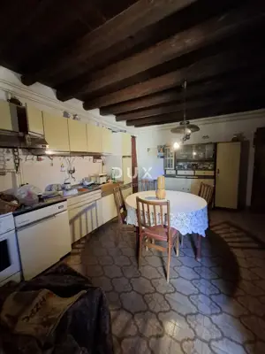 House 190 m², Bale - stone house in the center with garden - 12