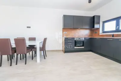 Stan, Štinjan, 1. kat, 2 spavaće sobe i terasa