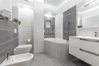 Prostran stan s privatnim ulazom, jacuzzijem i bazenom - 7