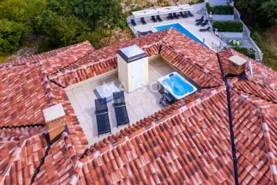 Prostran stan s privatnim ulazom, jacuzzijem i bazenom - 10