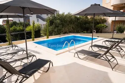 Apartman 78 m², Novalja - pogled na more i lođa - 3