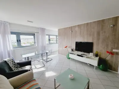 Stan 64 m², Novigrad centar - pogled na more i terasa
