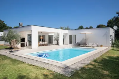 Kuća 205 m², Labin - bazen i ljetna kuhinja