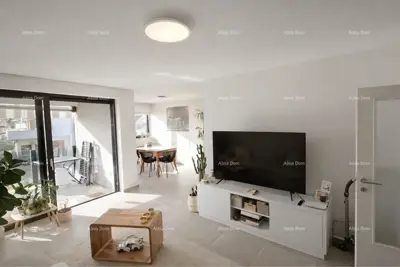 Wohnung 80 m², Poreč - 2 Zimmer, Terrasse und Parkplatz - 2