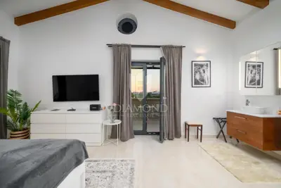 EKSKLUZIVNA PONUDA! Elegancija i luksuz - vila pokraj Rovinja s pogle - 20