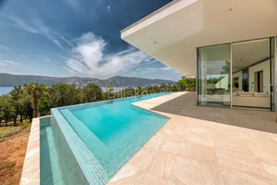 Vila 450 m², Krk - prvi red do mora i privatnost - 13