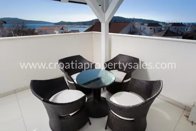 Kuća apartmanskog tipa, Rogoznica, centar, turistički najam - 10