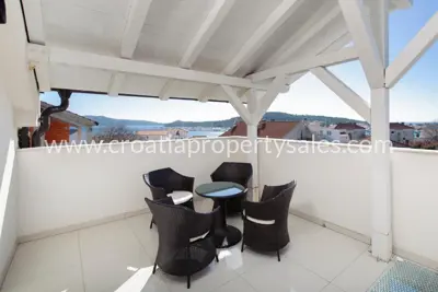 Haus im Apartmentstil, Rogoznica, Zentrum, touristische Vermietung