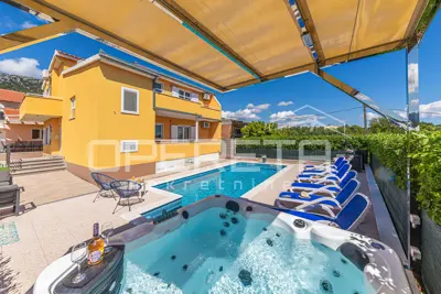 Luksuzna vila s bazenom, pogledom na more i ljetnom kuhinjom u Kaštelima - 3