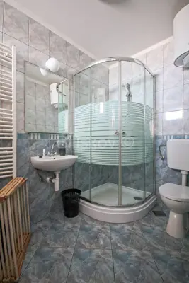 Kuća 195 m², Mravince, centar i mirna lokacija - 11