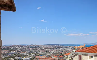 Kuća 195 m², Mravince, centar i mirna lokacija