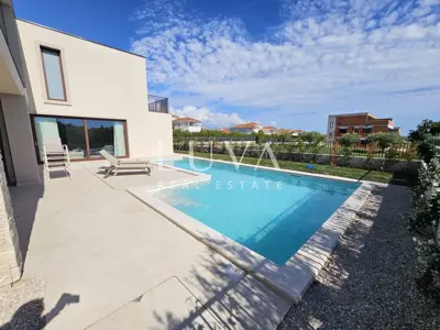 Haus 206 m², Tar - beheizter Pool und Garten - 2