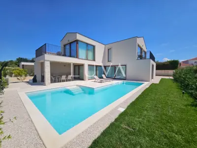 Haus 206 m², Tar - beheizter Pool und Garten