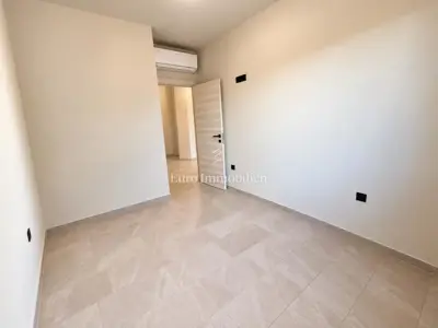 Apartman 56 m², Omišalj - prizemlje, okućnica i pogled na more - 9