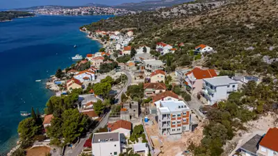 Rogoznica, Dvornica, nedovršena kuća 40m od mora