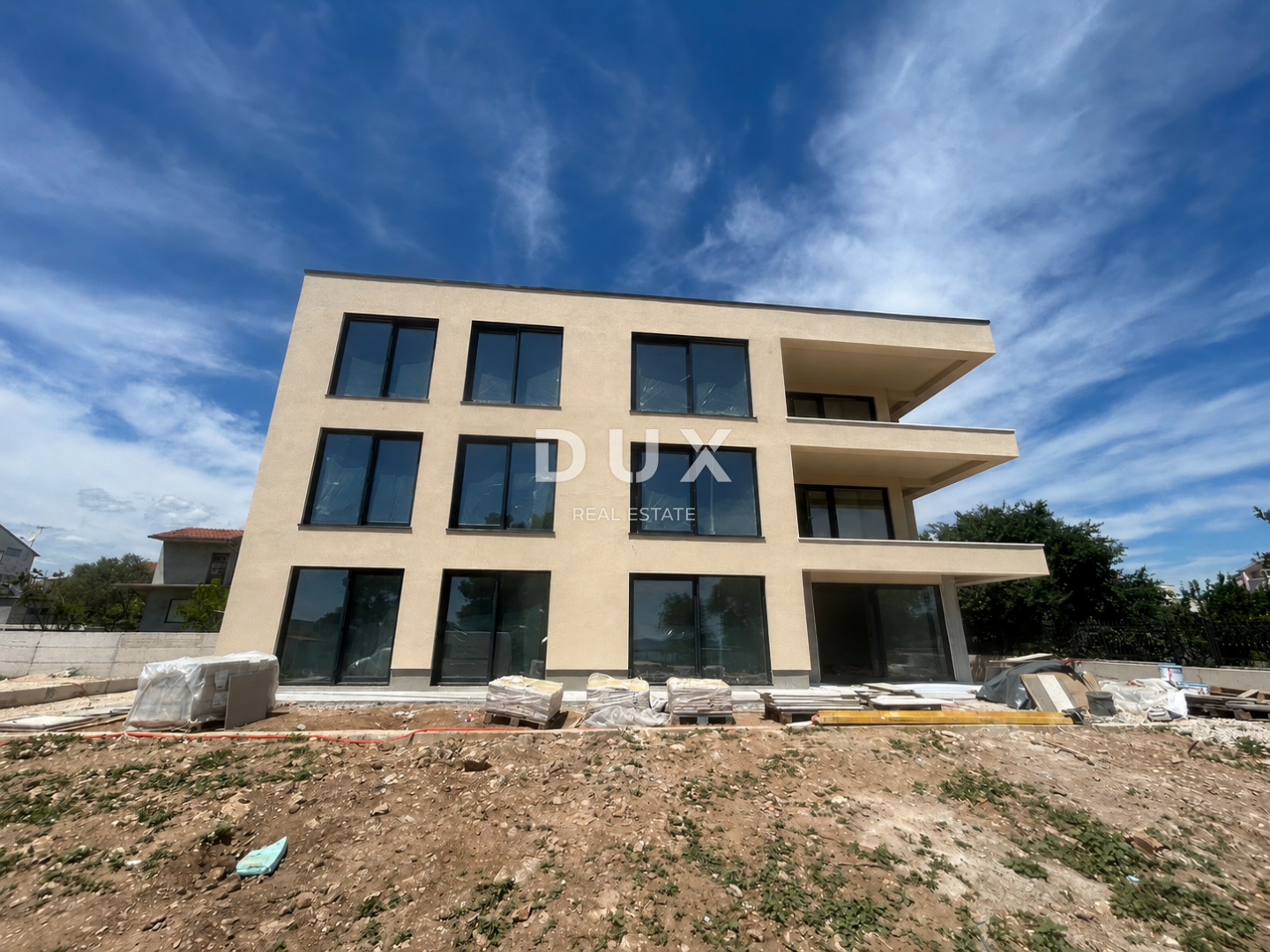 VODICE – 3SS+DB stan s vrtom i pogledom na more, 70 m od mora i plaže