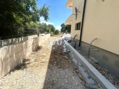 VODICE – 3SS+DB stan s vrtom i pogledom na more, 70 m od mora i plaže - 9