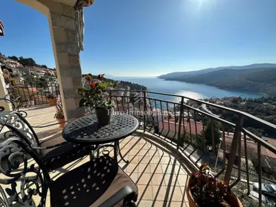 Luksuzna kuća s više stambenih jedinica i panoramskim pogledom na more