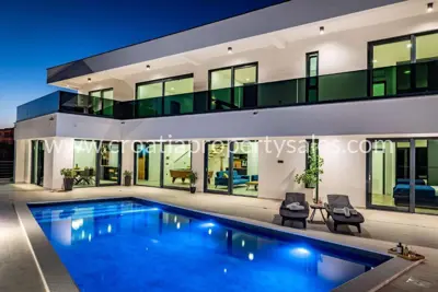 Villa 256 m², Maslenica, Pool und Panoramablick