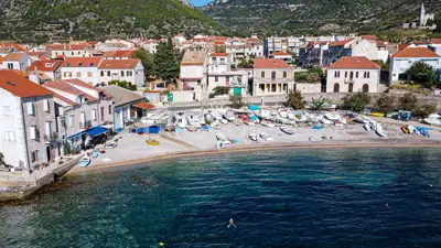 Kuća, Komiža, uz plažu i glavnu cestu