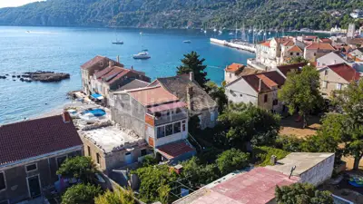 Kuća, Komiža, uz plažu i glavnu cestu - 4