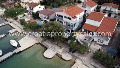 House 185 m², Šibenik - first row to the sea