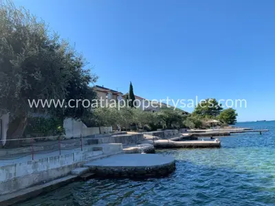 House 185 m², Šibenik - first row to the sea - 2