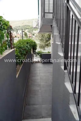 House 185 m², Šibenik - first row to the sea - 11