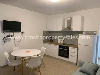 House 185 m², Šibenik - first row to the sea - 6