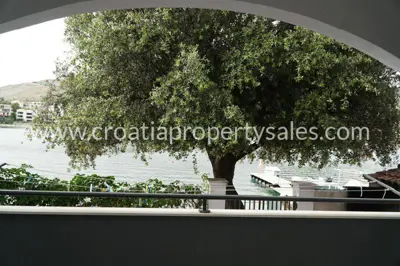 House 185 m², Šibenik - first row to the sea - 12