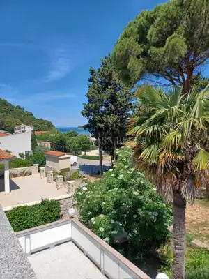 Stan na Rabu, Kampor - prvi red do mora i plaža