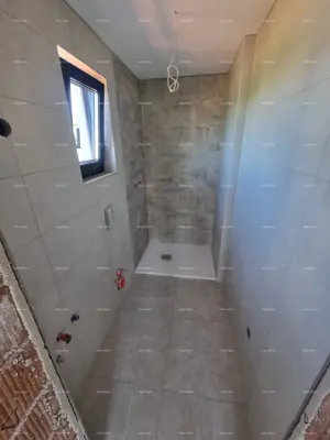 Prodaje se kuća s bazenom i pogledom na more – mirno selo Raša - 11