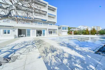 Seget Donji, kuća s apartmanima i zemljištem