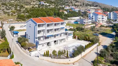Seget Donji, kuća s apartmanima i zemljištem - 2