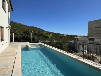 Moderna vila s bazenom i pogledom na more