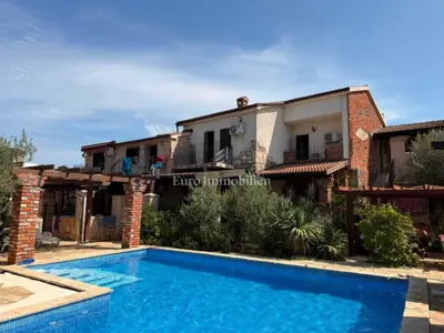 Apartmanska kuća 329 m², Vir - bazen i dvorište