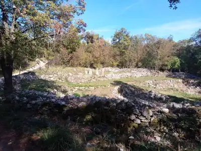 Landwirtschaftsfläche, Spinčići - an der Hauptstraße und mit Zufahrt